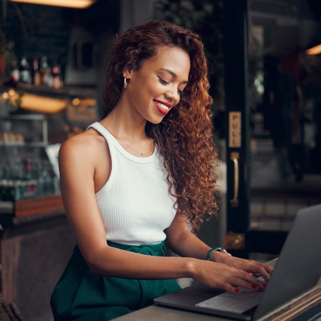 Persoon werkt met een CMS