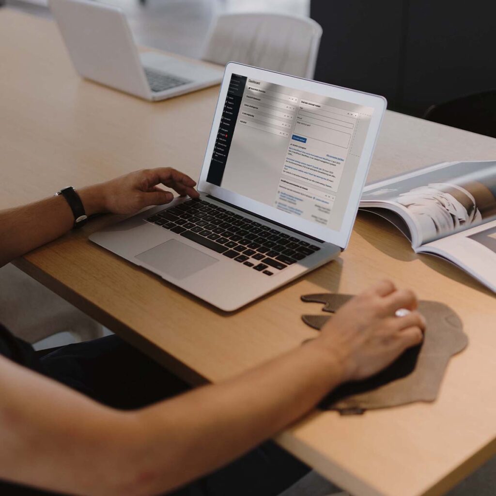 Persoon-werkt-op-Wordpress-website